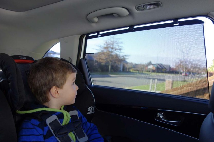 Pull-up rear window blind in the Kia Sorento