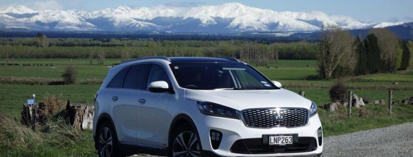 The 2018 Kia Sorento Premium in white in front of mountains