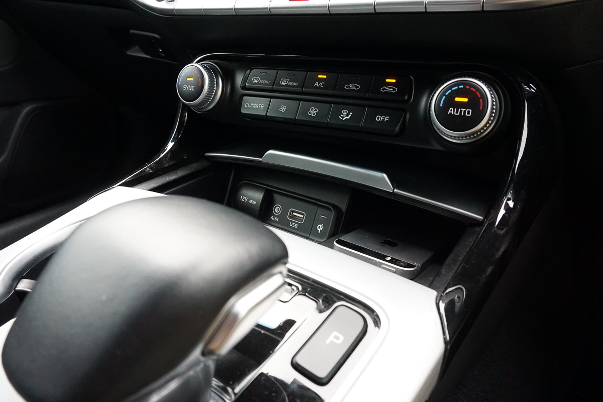 Kia Stinger USB and dashboard storage