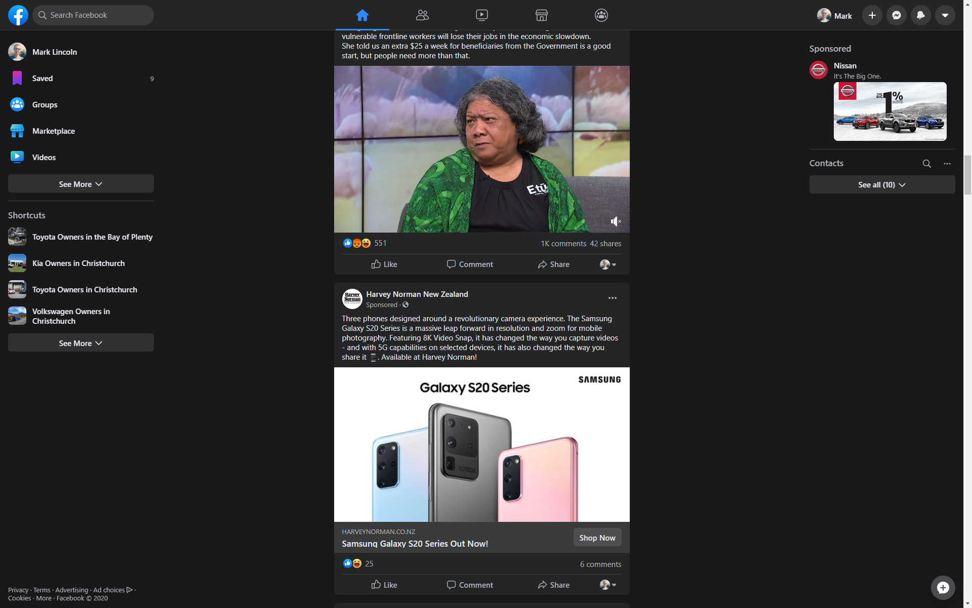 Facebook Feed in Dark Mode Facebook Feed in Dark Mode