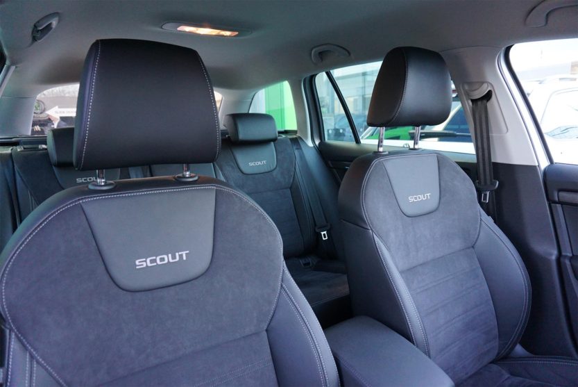 ŠKODA Octavia Scout front seats